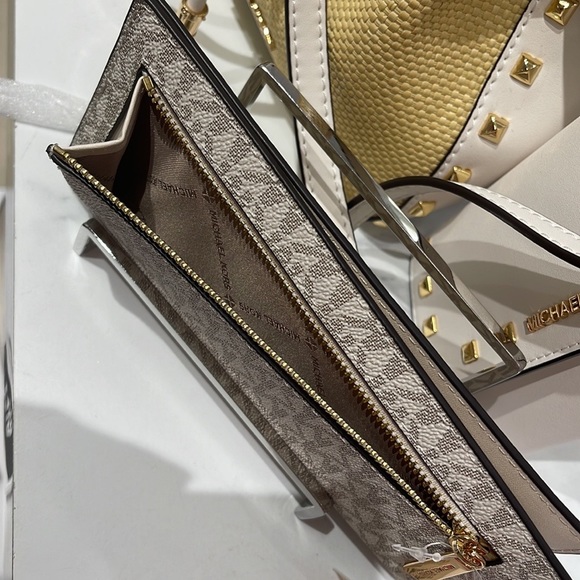 MICHAEL KORS
Reed Large Snap Signature Wallet
35S3G6RE3B
Lt Cream Multi
NWT - Picture 15 of 16